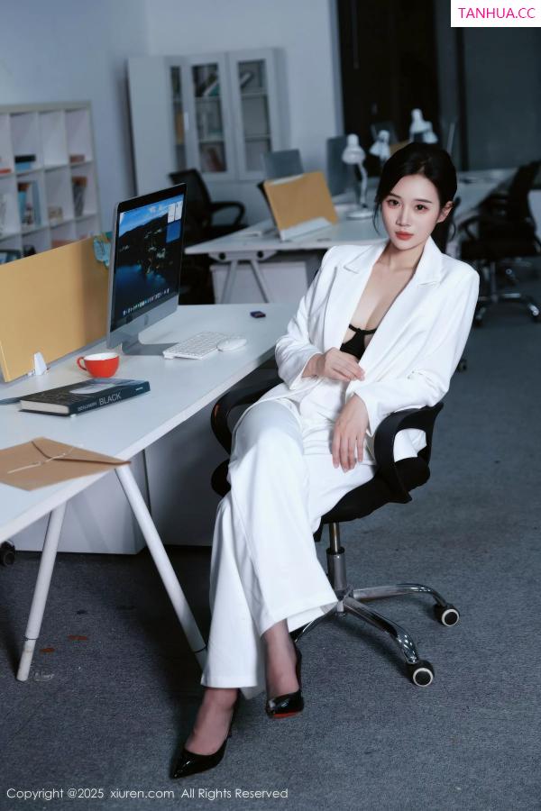   [XiuRen]高清写真图 2025.10.24 No.10908 南乔 开档黑丝第8张图片